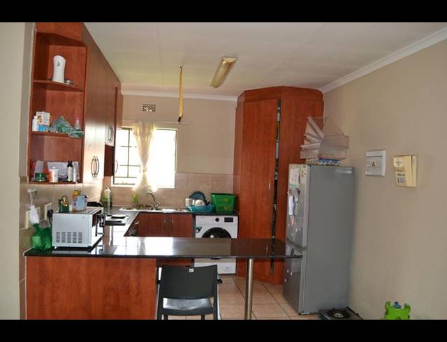 2 BEDROOM TOWNHOUSE FOR SALE IN SONNEVELD